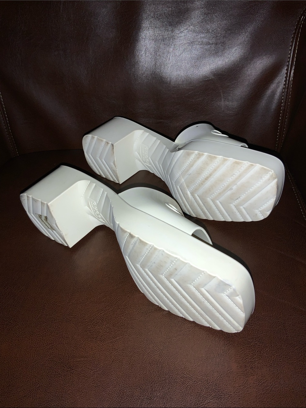 Gucci Rubber Gucci Logo Womens Platform white slides. Minor stains pictured. 39. - Picture 4 of 9